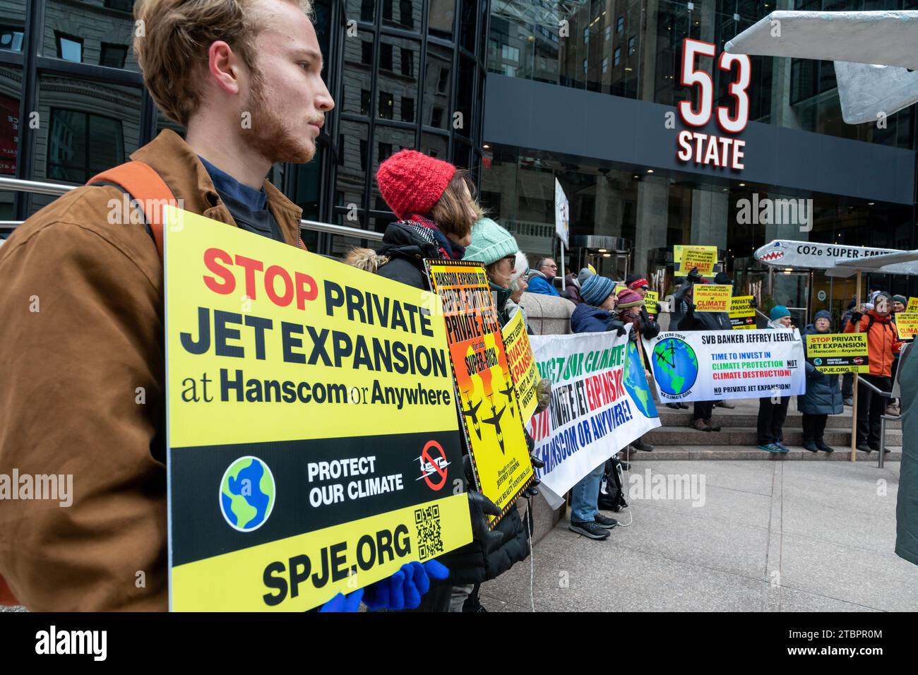 Dezember 2023. Boston, MA. Die Demonstranten treffen sich in 53 Büros der State Street von Jeffrey Leerink, dem wichtigsten Treiber des umstrittenen Private Jet Hangar Expansi Stockfoto