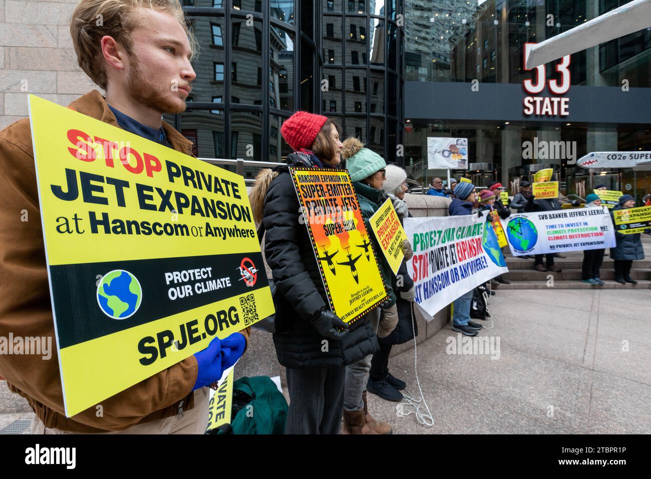 Dezember 2023. Boston, MA. Die Demonstranten treffen sich in 53 Büros der State Street von Jeffrey Leerink, dem wichtigsten Treiber des umstrittenen Private Jet Hangar Expansi Stockfoto