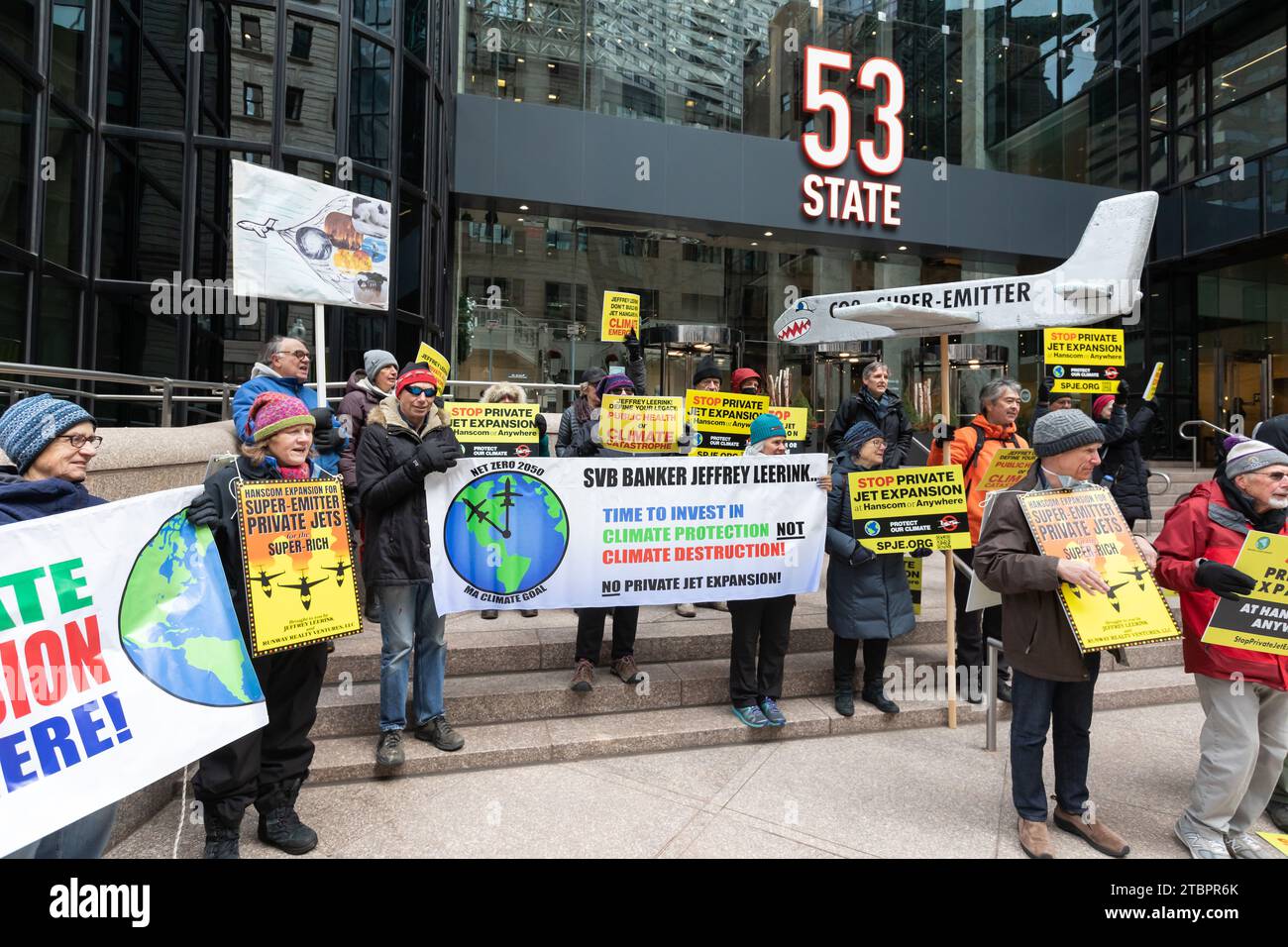 Dezember 2023. Boston, MA. Die Demonstranten treffen sich in 53 Büros der State Street von Jeffrey Leerink, dem wichtigsten Treiber des umstrittenen Private Jet Hangar Expansi Stockfoto