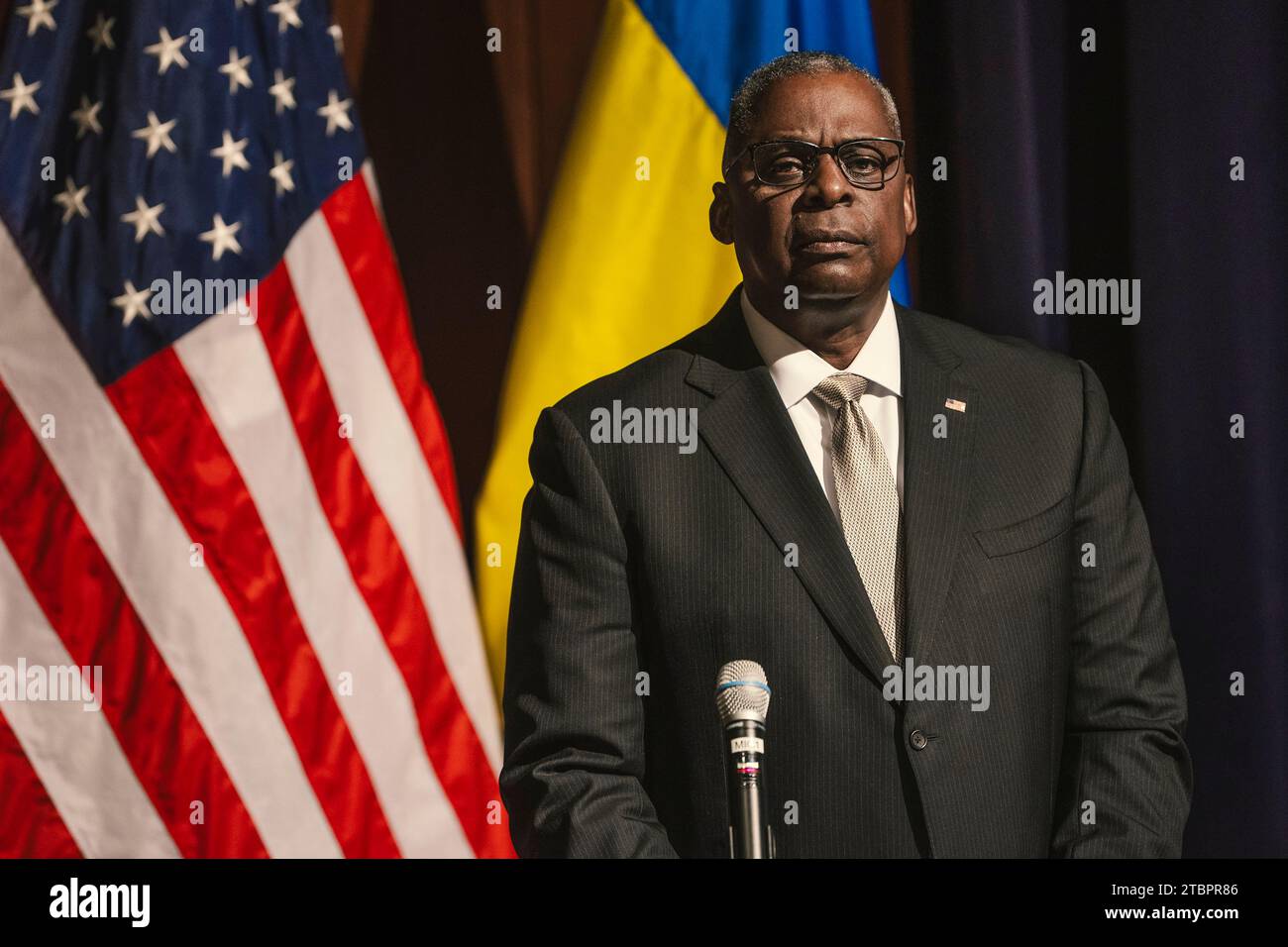 Washington, Vereinigte Staaten von Amerika. Dezember 2023. US-Verteidigungsminister Lloyd Austin hält eine Ansprache auf dem ukrainischen Verteidigungsstützengipfel am 6. Dezember 2023 in Washington, D.C. die Konferenz zielt darauf ab, die Waffenproduktion zu erhöhen, um die Ukraine bei ihrem Kampf gegen die russische Invasion zu unterstützen. Quelle: Chad McNeeley/DOD Photo/Alamy Live News Stockfoto