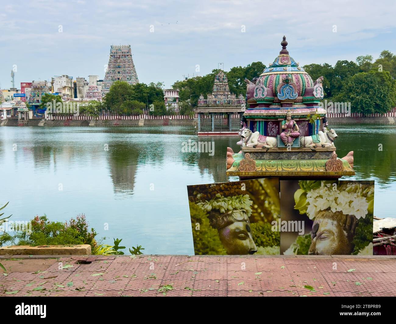 Tempeltank des Kapaleeshwarar Tempels bis zum Rand gefüllt. Kapaleeswaram bedeutet Kopf von Shiva. Shiva Shiva und Muruga. Fokuseinstellung o Stockfoto