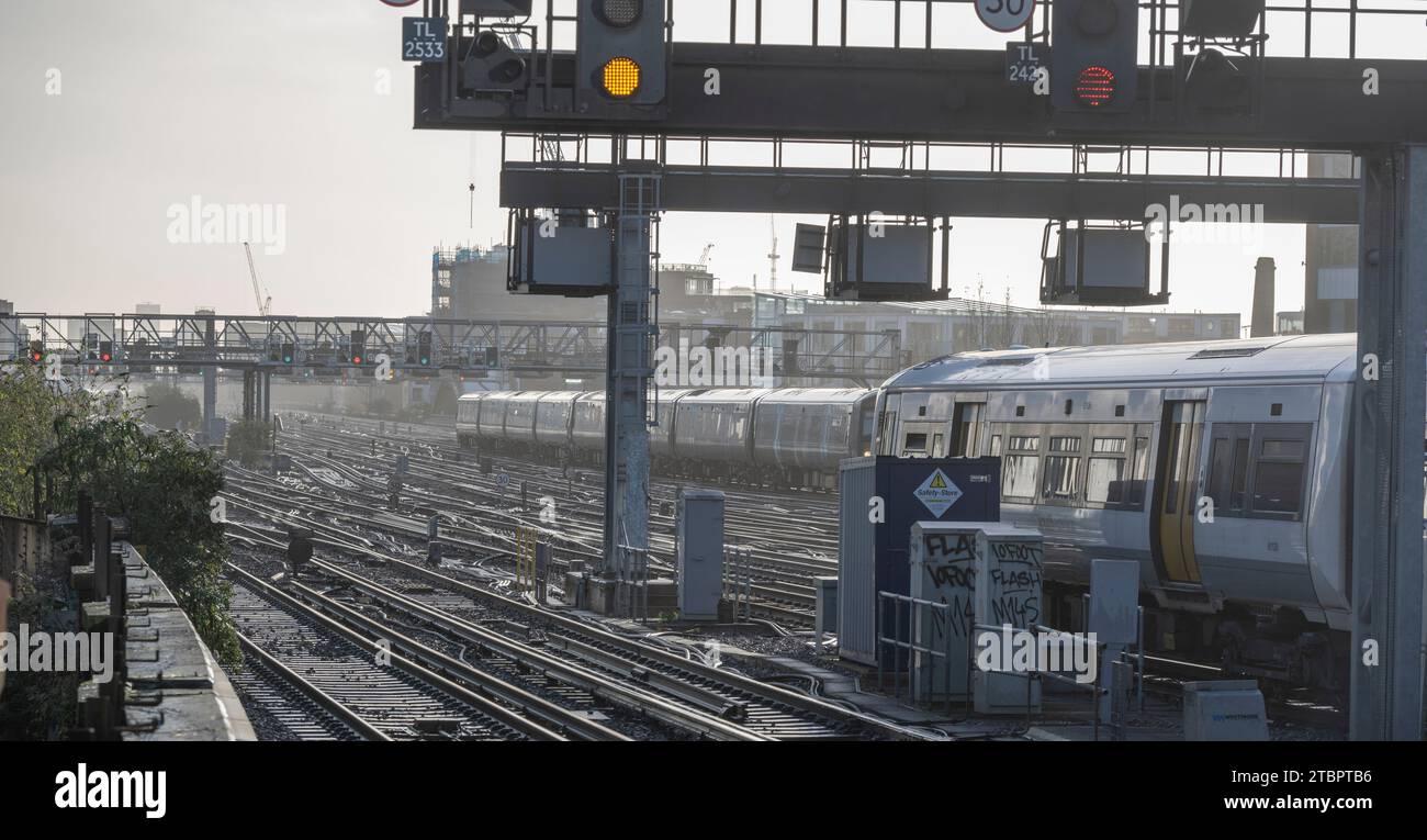 London, Großbritannien. Dezember 2023. Komplexe Bahngleise und Bahnpunkte mit Zügen an der östlichen Zufahrt zum Bahnhof London Bridge. Stockfoto