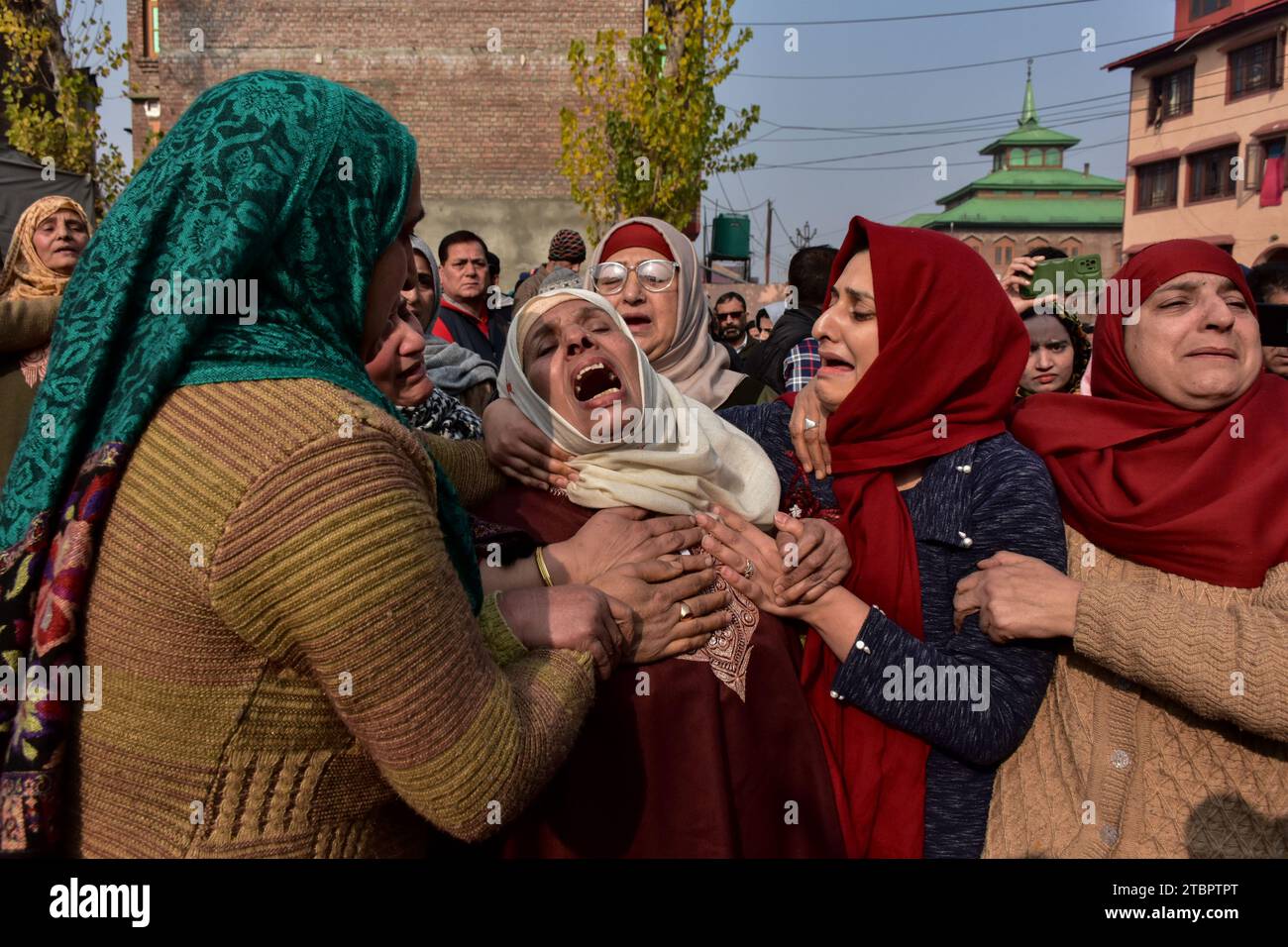 Verwandte des Polizisten Masroor Ahmad Wani trauern während seiner Trauerprozession in Srinagar. Ein Polizeibeamter aus Jammu & Kaschmir, Masroor Ahmad Wani, der am 29. Oktober von Militanten erschossen und verletzt wurde, während er Cricket spielte, erlag seinen Verletzungen im Krankenhaus am 07. Dezember. (Foto: Saqib Majeed / SOPA Images/SIPA USA) Stockfoto