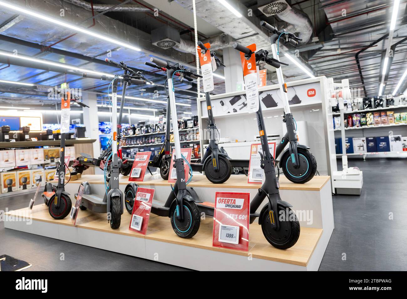 Xiaomi Elektroroller im Einkaufszentrum in Danzig. Stockfoto