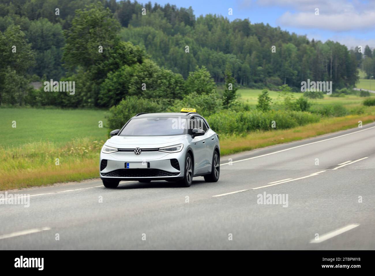 Silber Volkswagen ID.4 GTX 4-Motion Taxi Elektro-SUV Auto Jahr 2023 auf der Straße an einem Tag im Sommer. Salo, Finnland. Juli 2023 Stockfoto