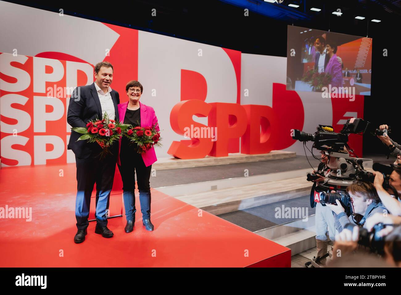 (LR) Lars Klingbeil, SPD-Parteivorsitzender, und Saskia Esken, Bundesvorsitzende der SPD, nahmen unmittelbar nach der Wiederwahl der Parteivorsitzenden im Rahmen der Bundesparteikonferenz der SPD in Berlin am 8. Dezember 2023 ein. Von Freitag bis Sonntag werden die Delegierten über die aktive Standort- und Industriepolitik, über ein Jahrzehnt der Investitionen in die Zukunft und über einen deutschen Bildungspakt diskutieren. Die Wahl des Parteiführers steht ebenfalls auf der Tagesordnung. Stockfoto