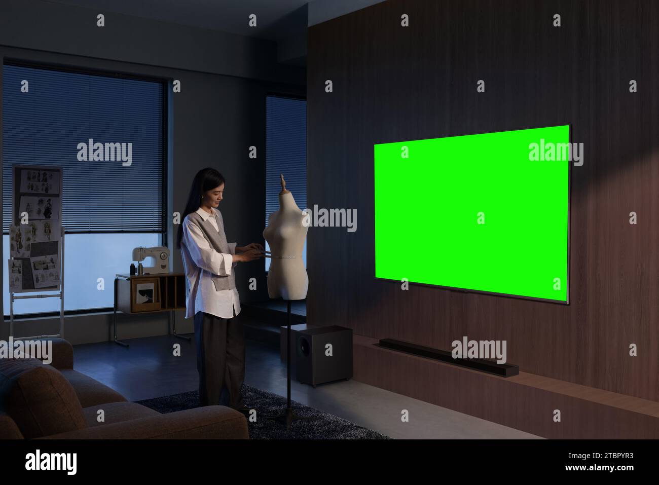 Die Menschen schauen und genießen neben dem Fernseher, Monitor mit grünem Bildschirm Stockfoto