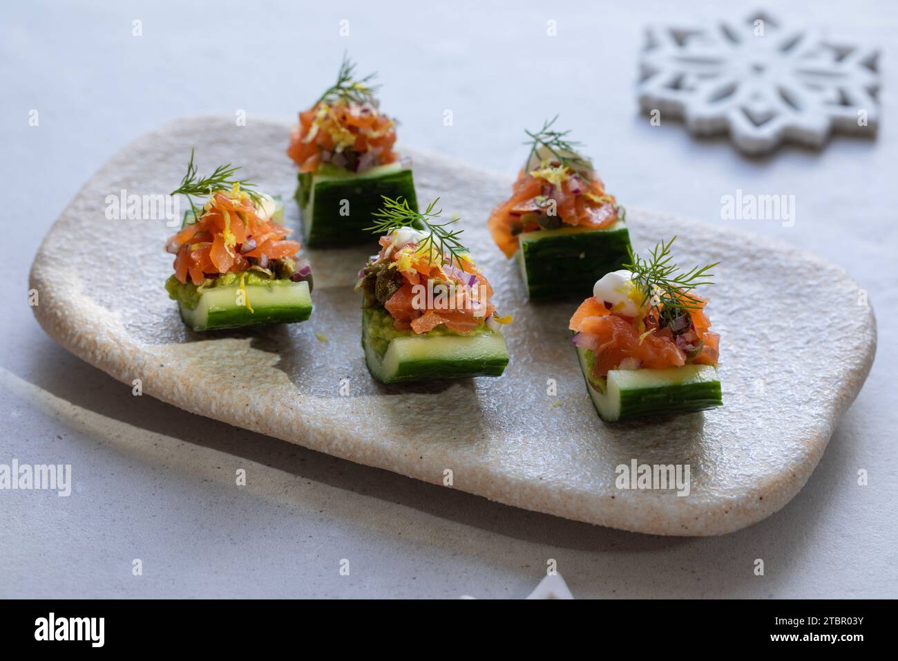 Partykanapees, Gurkenboote mit Avocado und Lachs Stockfoto