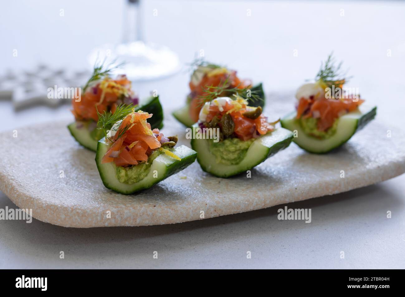 Partykanapees, Gurkenboote mit Avocado und Lachs Stockfoto
