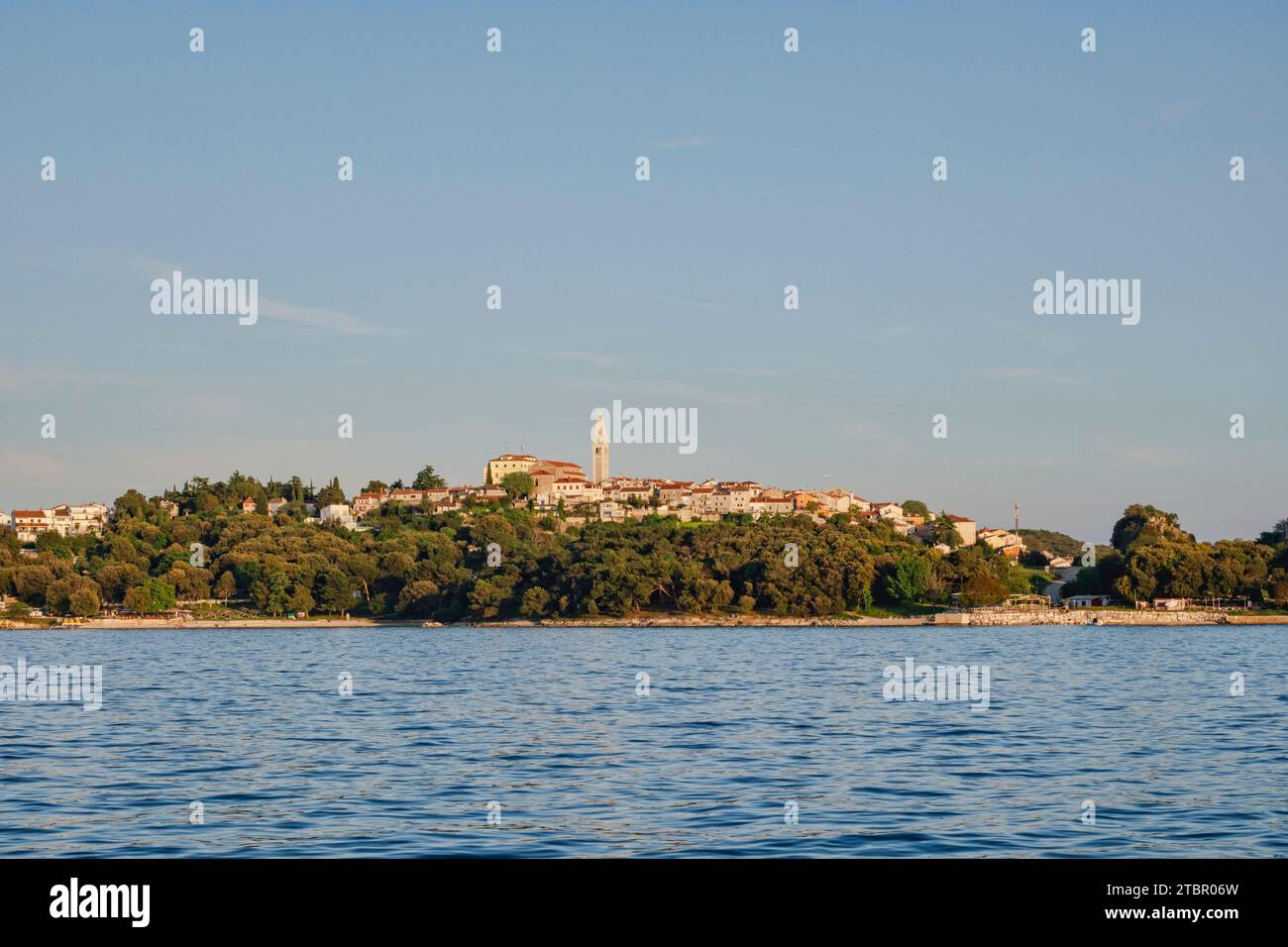 croatie das Dorf Vrasr mit den Hotelhäusern und der Kirche Stockfoto
