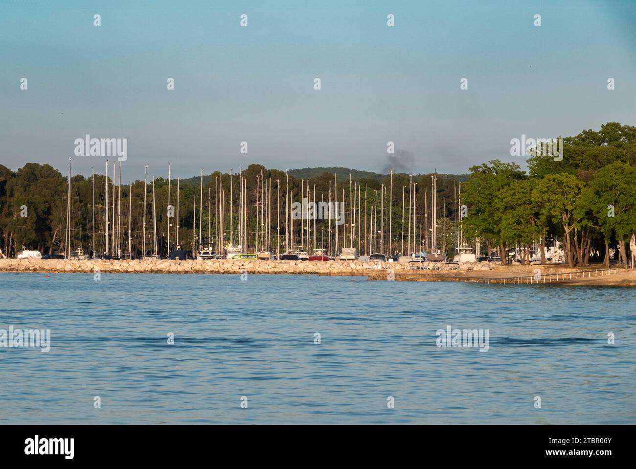Blaues Meer mit einem Hafen mit Booten während der touristischen Saison im Sommer in kroatien Stockfoto