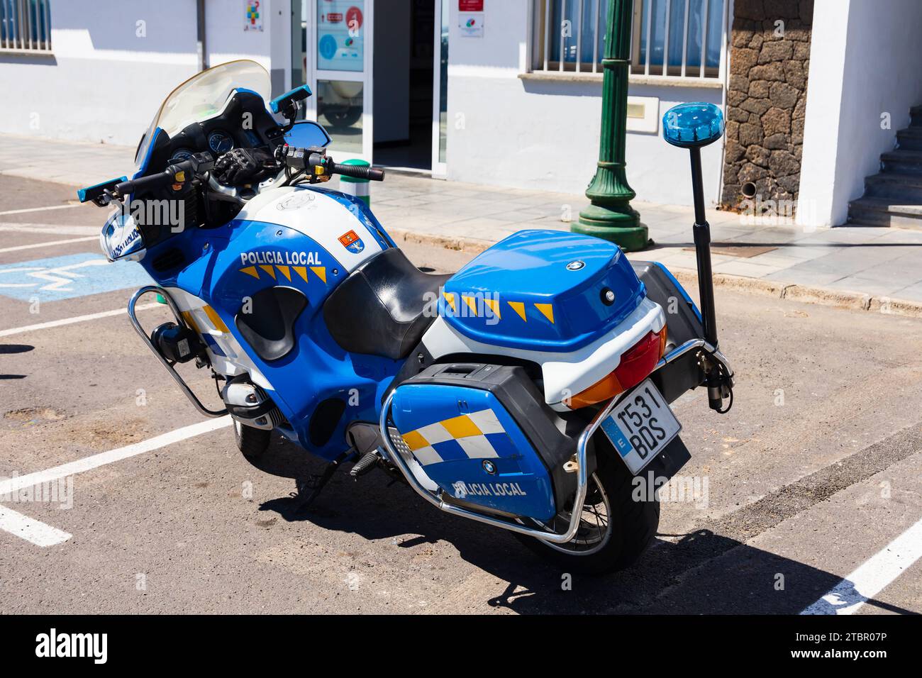 BMW Policia Lokal, Polizei Motorrad parkt vor der Polizeistation, Av de Vargas, Arrecife, Lanzarote, Las Palmas, Spanien Stockfoto