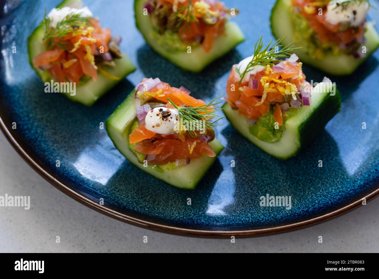 Partykanapees, Gurkenboote mit Avocado und Lachs Stockfoto