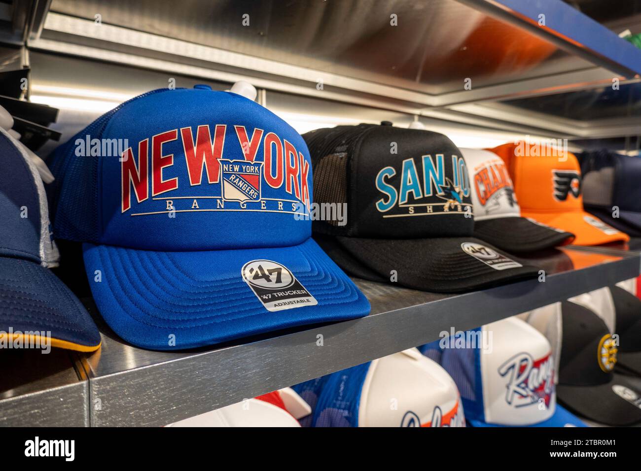 Der neue NHL Flagship Shop befindet sich in Hudson Yards und bietet Hockeyfans Bekleidung und Merchandise, New York City, USA 2023 Stockfoto