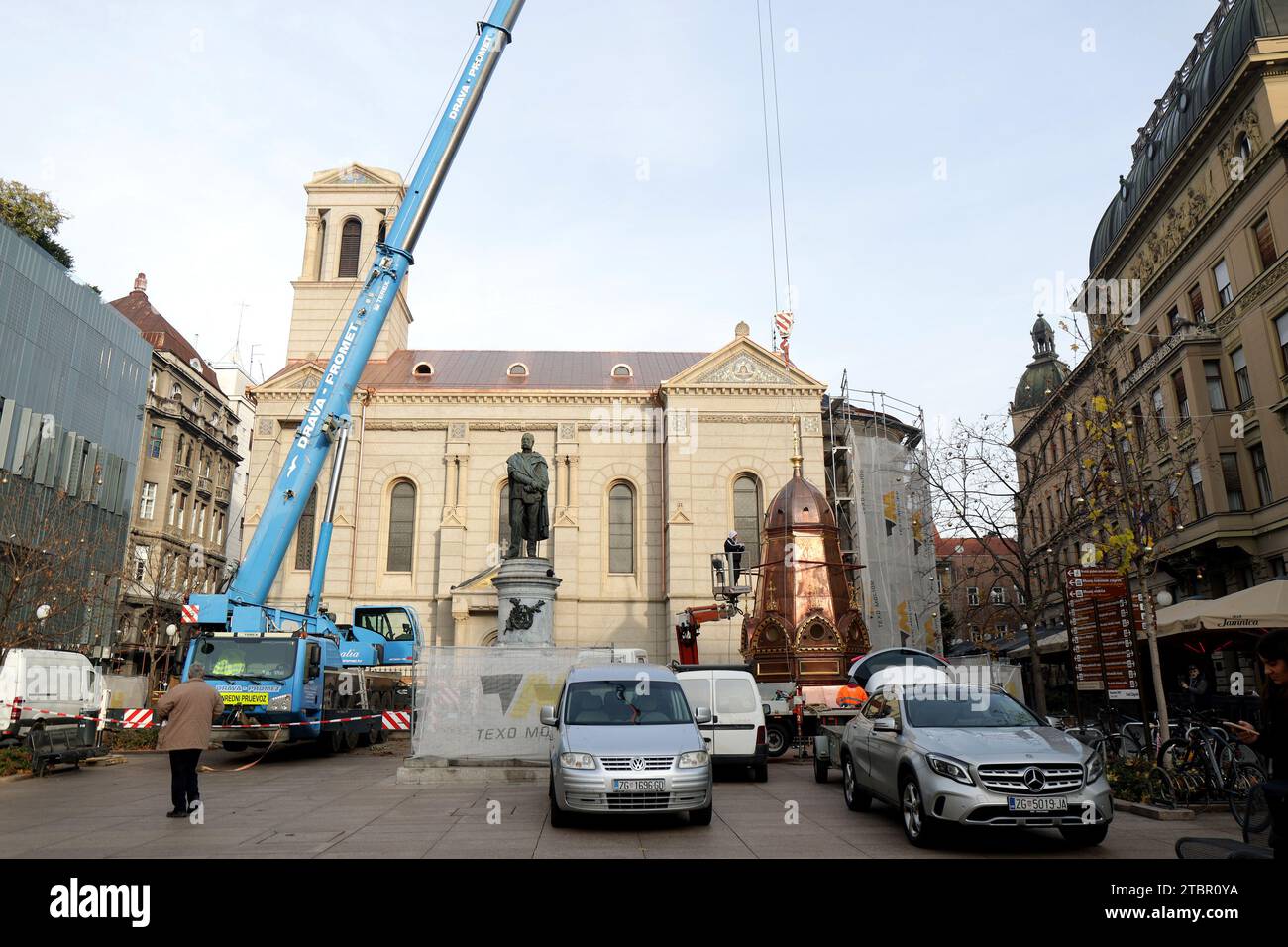 Zagreb, Kroatien. Dezember 2023. Die 6 Tonnen schwere Kuppel wurde schließlich am 08. Dezember 2023 in den Turm der Verklärungskirche in Cvjetni trg in Zagreb, Kroatien, zurückgebracht. Foto: Luka Stanzl/PIXSELL Credit: Pixsell/Alamy Live News Stockfoto