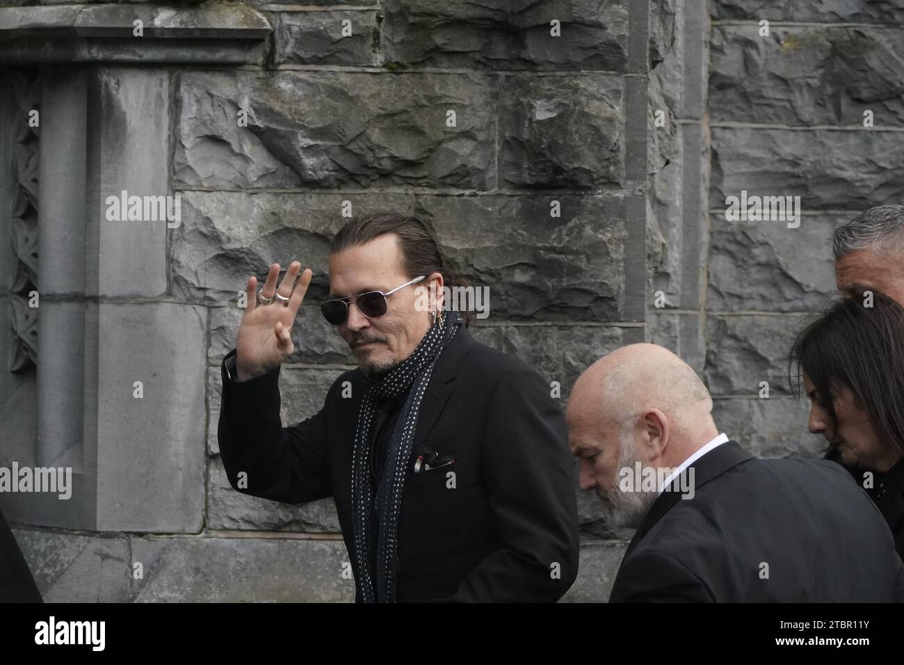 Johnny Depp kommt zur Beerdigung von Shane MacGowan in Saint Mary's of the Rosary Church, Nenagh, Co. Tipperary. MacGowan, der als Leadsänger der London-irischen Punkband The Pogues berühmt wurde, starb letzte Woche im Alter von 65 Jahren. Bilddatum: Freitag, 8. Dezember 2023. Stockfoto