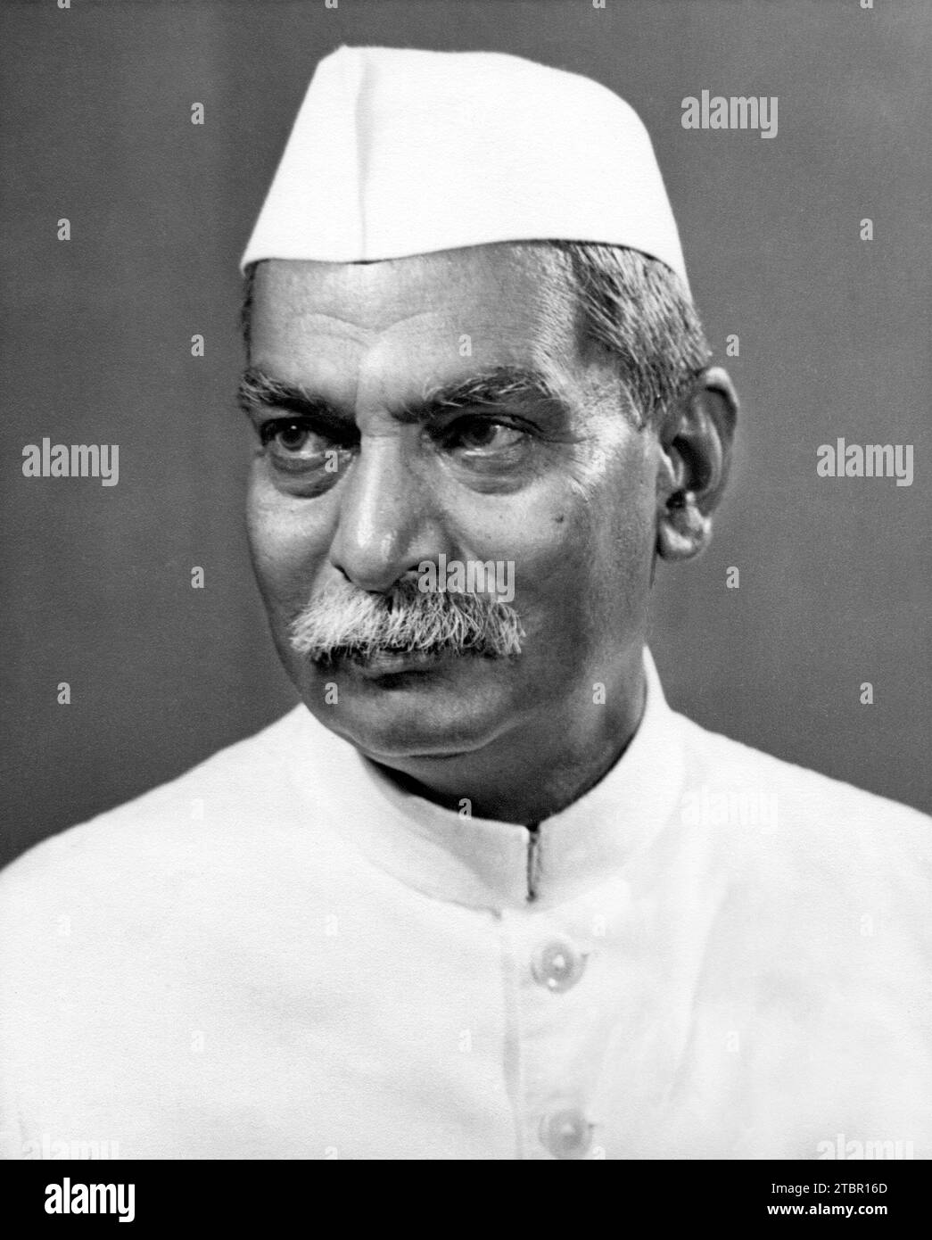 Rajendra Prasad, ehemaliger Präsident der Republik Indien. Dieses Bild wurde von Rajendra Prasad unterzeichnet und an Walter Nash (ehemaliger neuseeländischer Premierminister) i geschickt Stockfoto