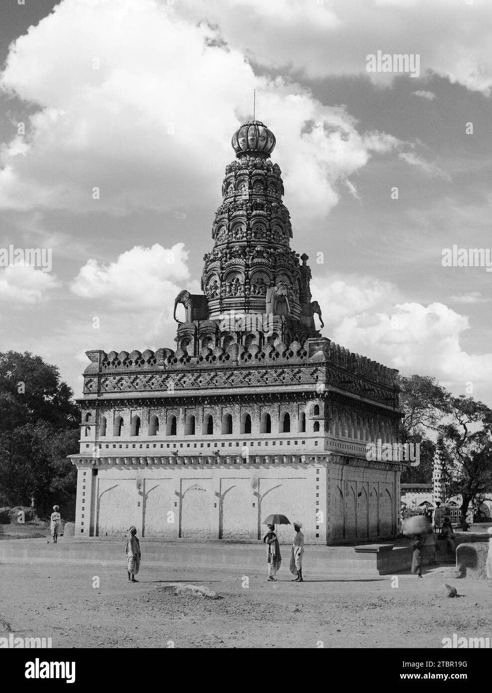 Blick auf den Sharana Basaveshwara-Tempel, einen Hindu-Schrein mit einer abgestuften glockenförmigen Kuppel und einem quadratischen Sockel. Die Kuppel ist auch mit kunstvollen Schnitzereien verziert Stockfoto