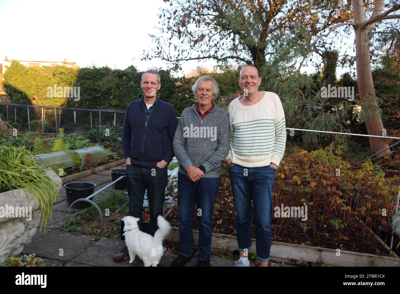 Porträt des Vaters mit seinen erwachsenen Söhnen im Garten Surrey England Stockfoto