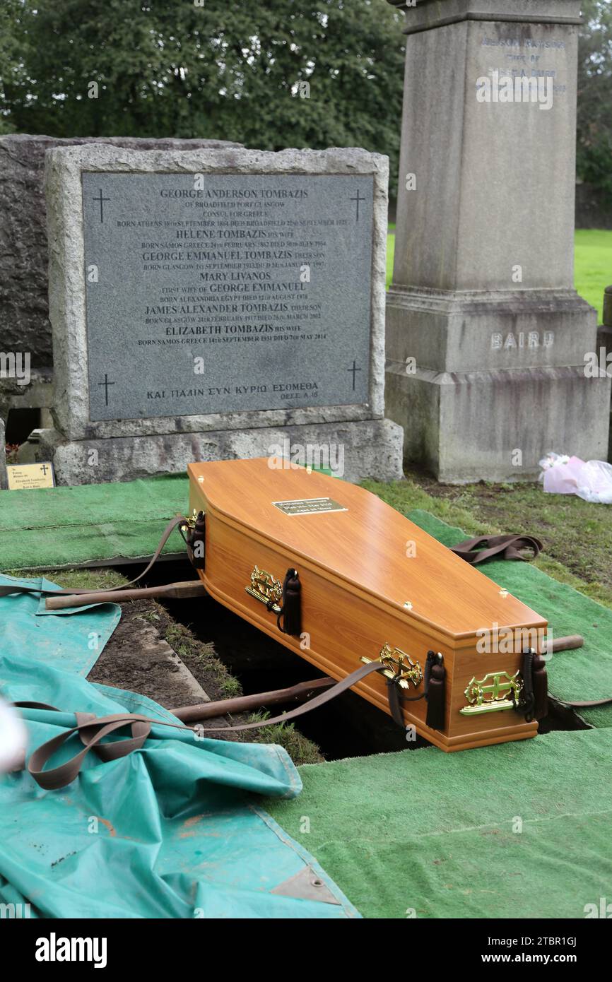 Glasgow Schottland Griechisch-orthodoxe Beerdigung in Glasgow Necropolis - Sarg sitzt über dem Grab und wird abgesenkt Stockfoto