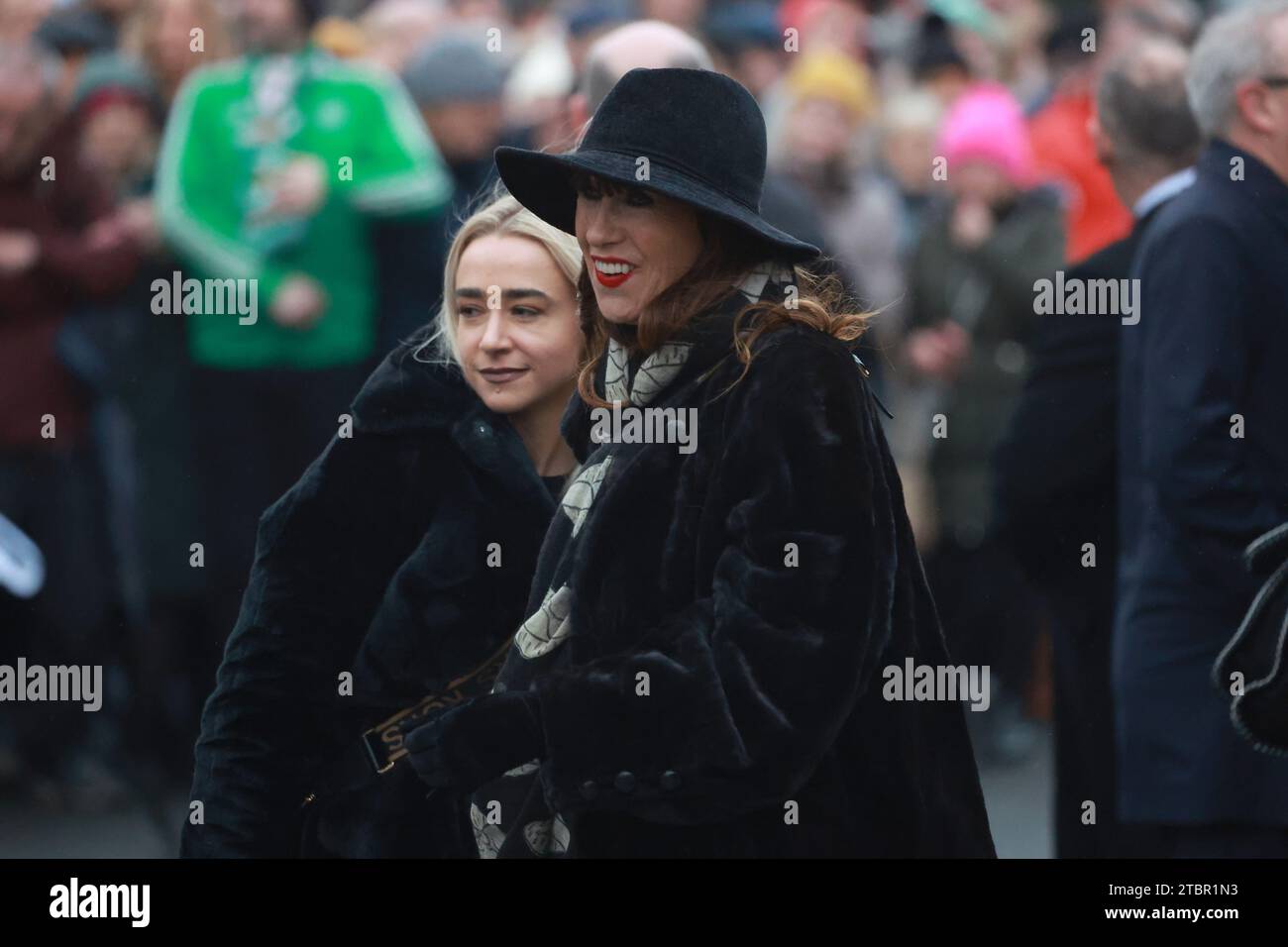 Victoria Mary Clarke (rechts), Ehefrau von Shane MacGowan, kommt zur Beerdigung von Shane MacGowan in Saint Mary's of the Rosary Church, Nenagh, Co. Tipperary. MacGowan, der als Leadsänger der London-irischen Punkband The Pogues berühmt wurde, starb letzte Woche im Alter von 65 Jahren. Bilddatum: Freitag, 8. Dezember 2023. Stockfoto