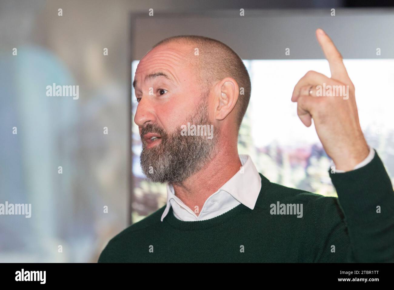 Prag, Tschechische Republik, 8. Dezember 2023. Pressetag bei der Ausstellung „Bond in Motion“ auf dem Messegelände in Prag, Tschechische Republik. Die Ausstellung umfasst sechs Jahrzehnte James Bond Filmgeschichte und umfasst über 75 Fahrzeuge. Die Ausstellung ist bis zum 31. März 2024 geöffnet. Im Bild: Stunts-Koordinator Lee Morrison © Piotr Zajac/Alamy Live News Stockfoto