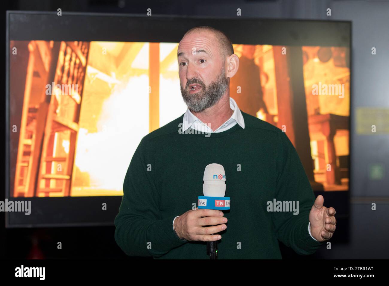 Prag, Tschechische Republik, 8. Dezember 2023. Pressetag bei der Ausstellung „Bond in Motion“ auf dem Messegelände in Prag, Tschechische Republik. Die Ausstellung umfasst sechs Jahrzehnte James Bond Filmgeschichte und umfasst über 75 Fahrzeuge. Die Ausstellung ist bis zum 31. März 2024 geöffnet. Im Bild: Stunts-Koordinator Lee Morrison © Piotr Zajac/Alamy Live News Stockfoto