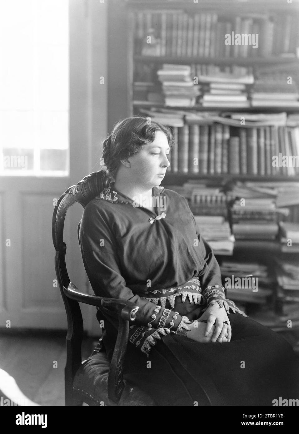 Sigrid Undset bei der Arbeit in Bjerkebæk (Undsets Haus, heute Teil des Maihaugen Museums). Juli 1923. Foto von anders Beer Wilse. Stockfoto