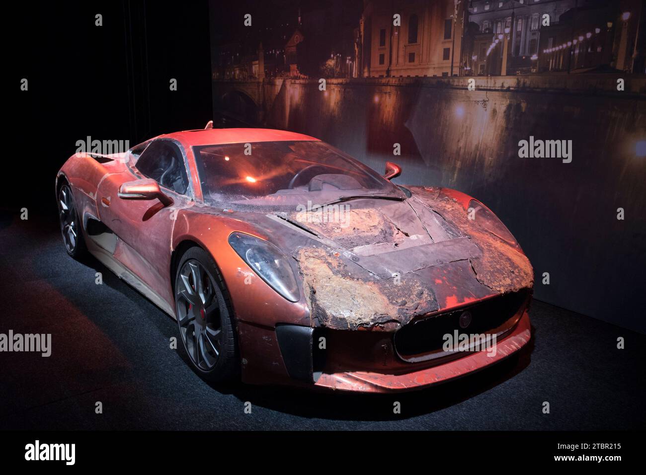 Prag, Tschechische Republik, 8. Dezember 2023. Pressetag bei der Ausstellung „Bond in Motion“ auf dem Messegelände in Prag, Tschechische Republik. Die Ausstellung umfasst sechs Jahrzehnte James Bond Filmgeschichte und umfasst über 75 Fahrzeuge. Die Ausstellung ist bis zum 31. März 2024 geöffnet. Im Bild: Jaguar C-X75 aus „Spectre“ © Piotr Zajac/Alamy Live News Stockfoto