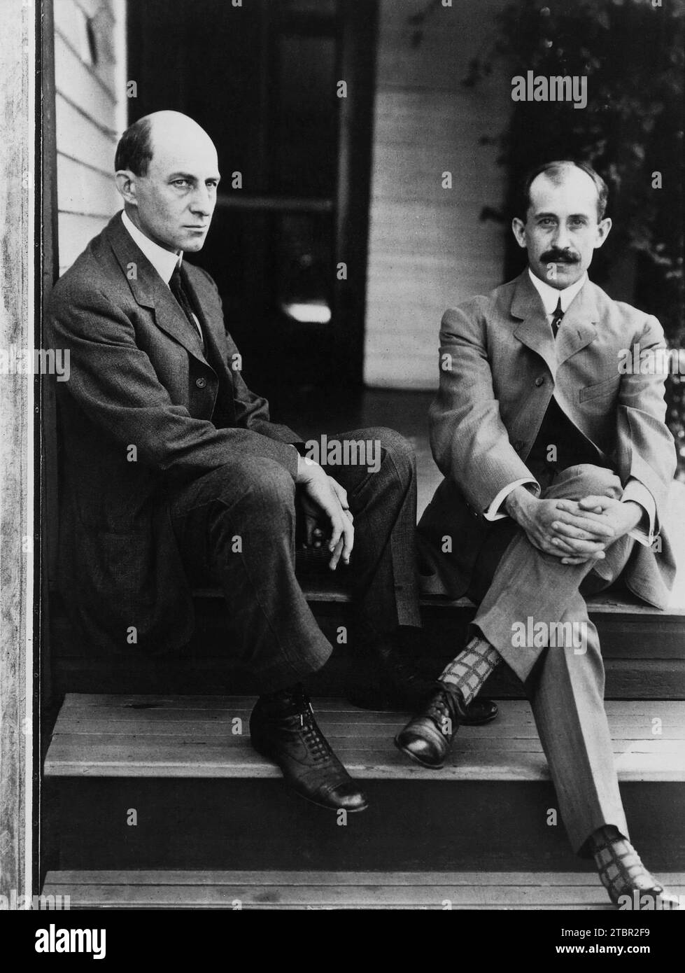 Wilbur, links, und Orville Wright sitzen im Juni 1909 auf der Veranda ihres Hauses in Dayton, Ohio. Stockfoto