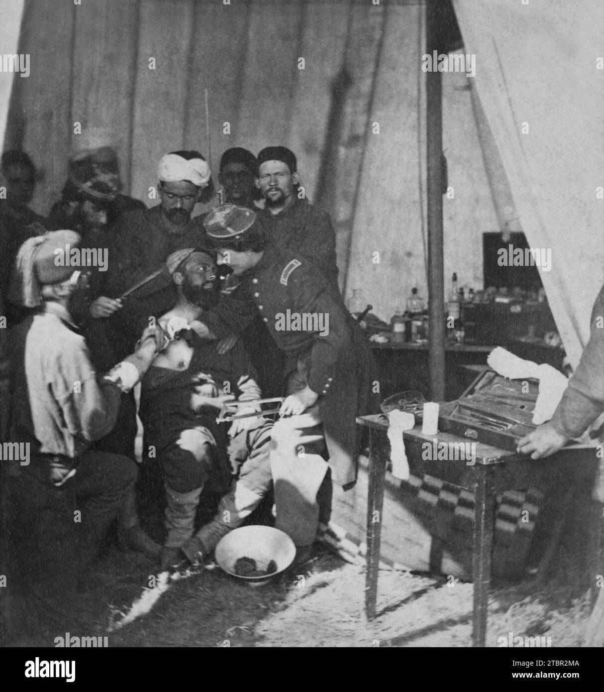 1861: Krankenhausszene in der Festung Monroe, Virginia. Stereograph zeigt Zouave-Soldaten, möglicherweise aus dem 5. New Yorker Infanterieregiment, in einem Feldzug Stockfoto