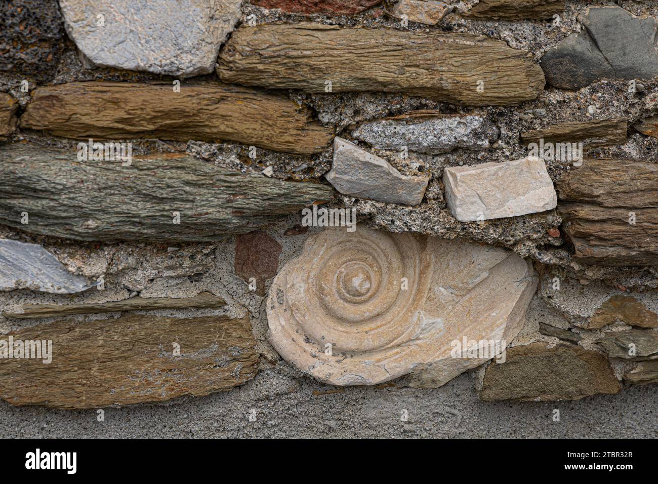 Archäologische Stätte Luni: Mauer(n) der etruskischen Siedlung Luni (Luni wurde 177 v. Chr. römische Kolonie). Ausgrabungen in der Nähe von La Spezia, Ligurien, Italien. Stockfoto