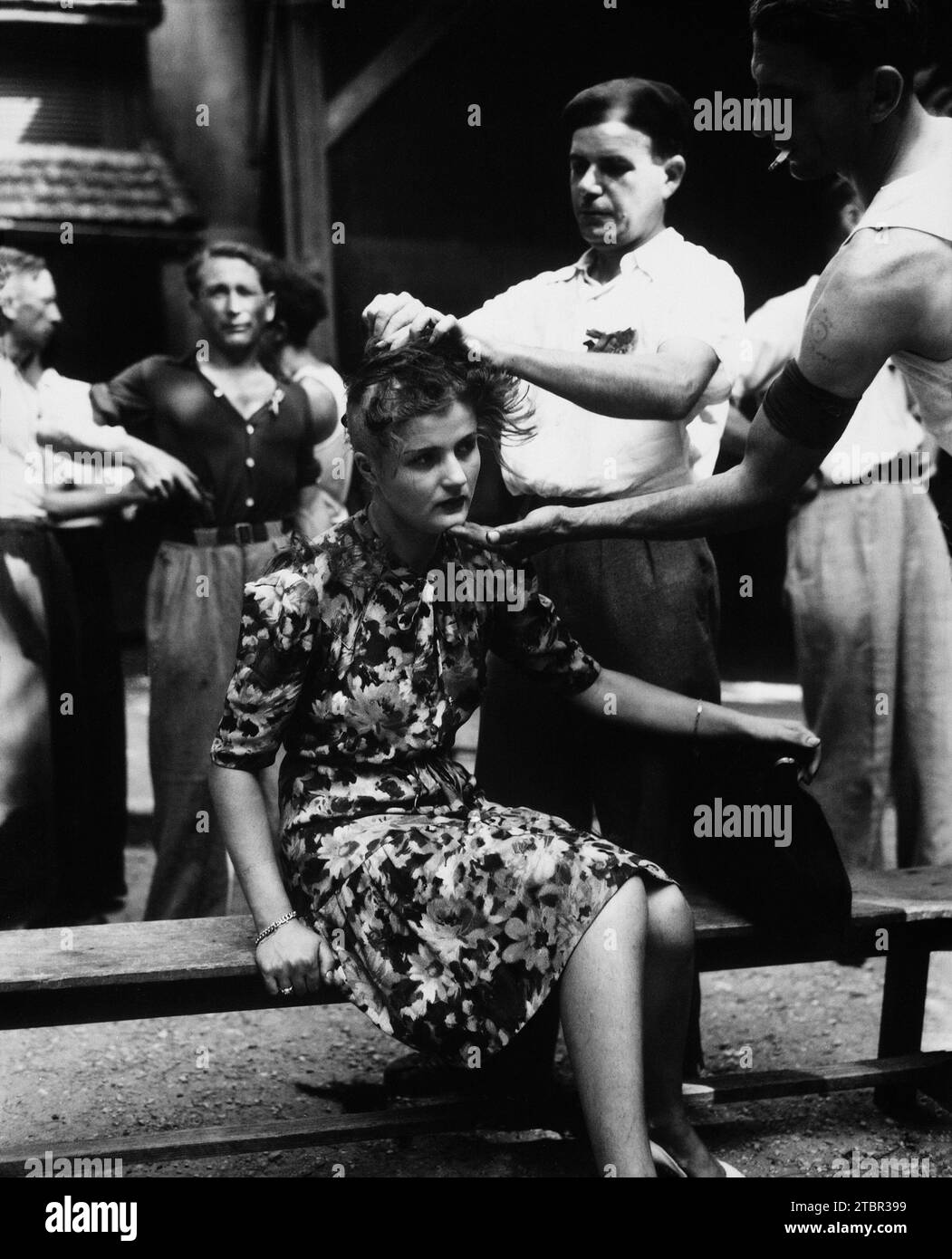 29. August 1944: Dieses Mädchen zahlt die Strafe für persönliche Beziehungen zu den Deutschen. Hier, im Gebiet von Montelimar, Frankreich, französischer Zivilist Stockfoto