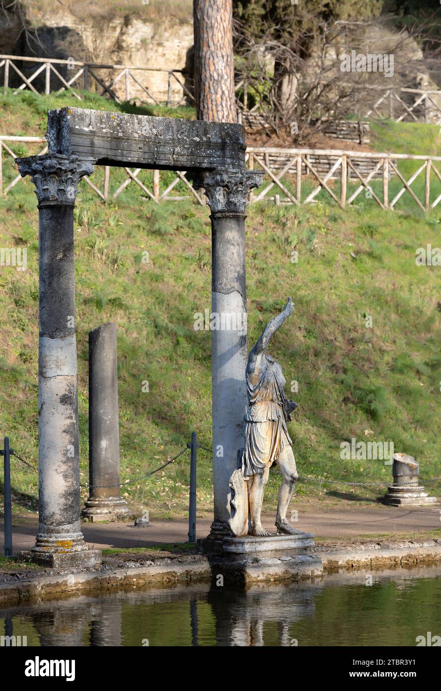 Tivoli: Archäologischer Park, Villa, Kanopengebiet und Blick auf den Teich (mit Amazonas Mattei-Statue (02)). Stockfoto