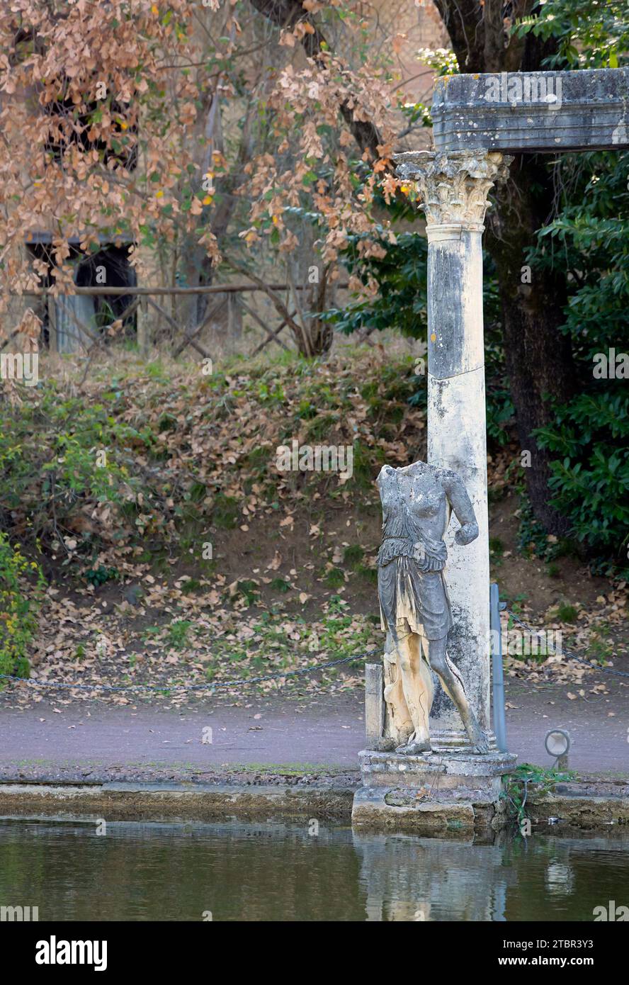 Tivoli: Archäologischer Park, Villa, Kanopengebiet und Blick auf den Teich (mit Amazonas Mattei-Statue (01)). Stockfoto