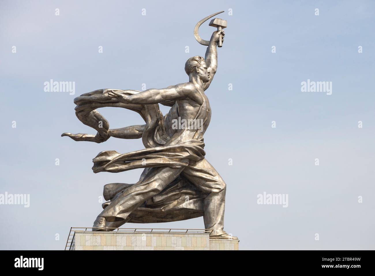 MOSKAU, RUSSLAND - 14. APRIL 2021: Skulptur eines Arbeiters an einem Apriltag. Fragment des berühmten sowjetischen Denkmals „Arbeiter und kollektive Bauernhoffrau“ Stockfoto