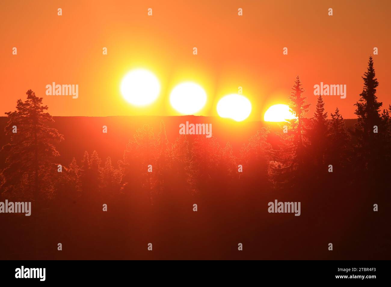 Kombinierte Aufnahme der Sonne während des Sonnenuntergangs. Stockfoto