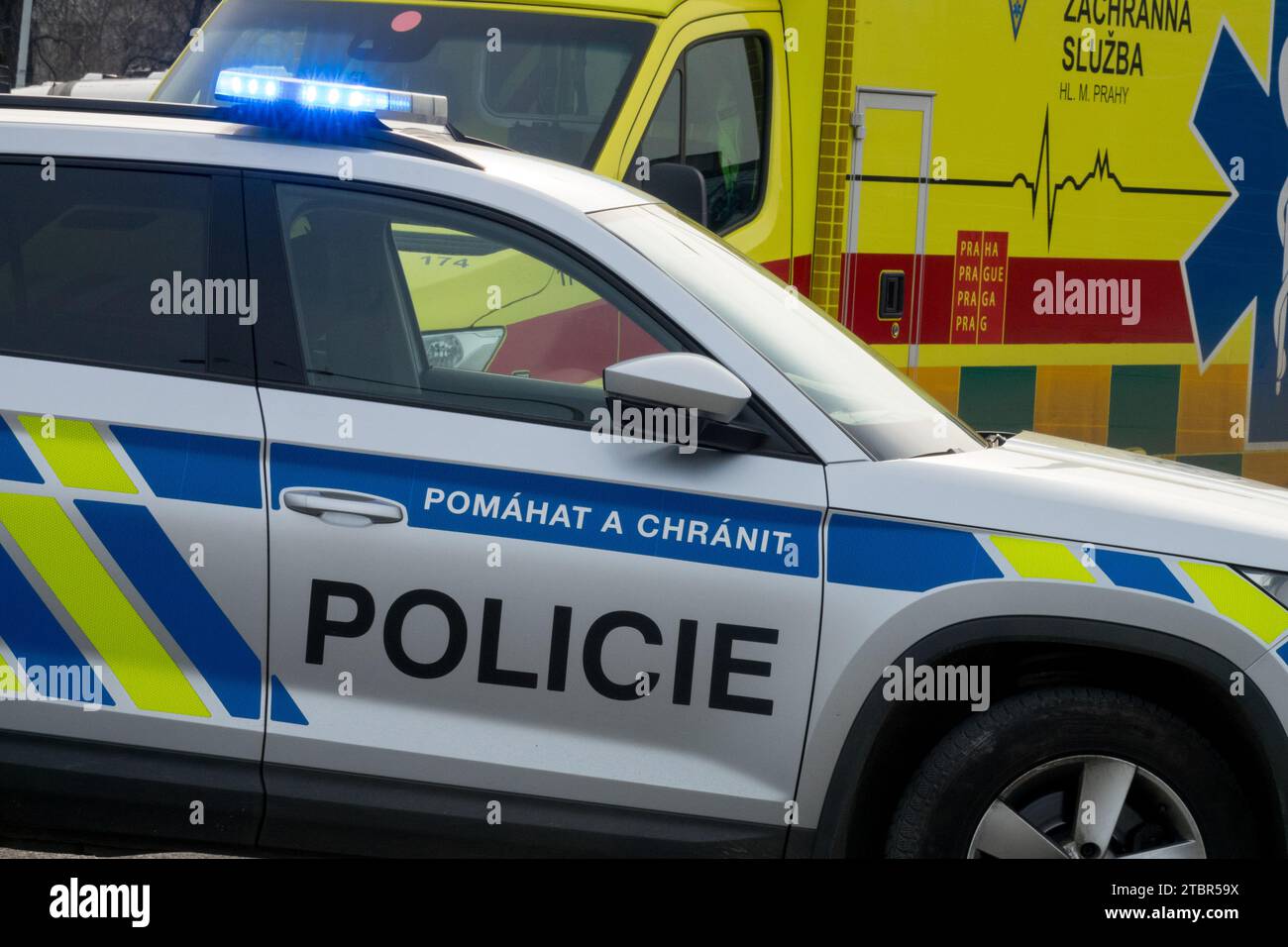 Tschechische Notfall- und Polizeiauto Tschechische Ambulanz Stockfoto