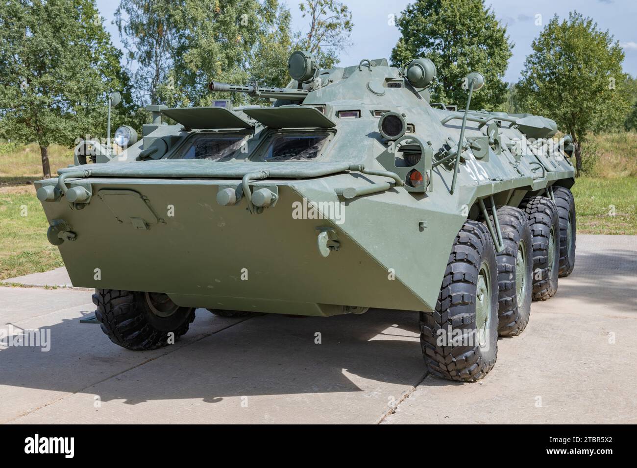 ALABINO, RUSSLAND - 19. AUGUST 2022: Sowjetischer Panzerträger BTR-80 an einem sonnigen Tag. Vorderansicht Stockfoto