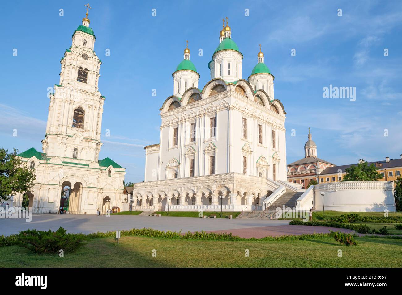 ASTRACHAN, RUSSLAND - 14. JUNI 2023: Alte Himmelfahrt-Kathedrale mit Glockenturm an einem sonnigen Juni-Abend. Astrachan Kreml Stockfoto