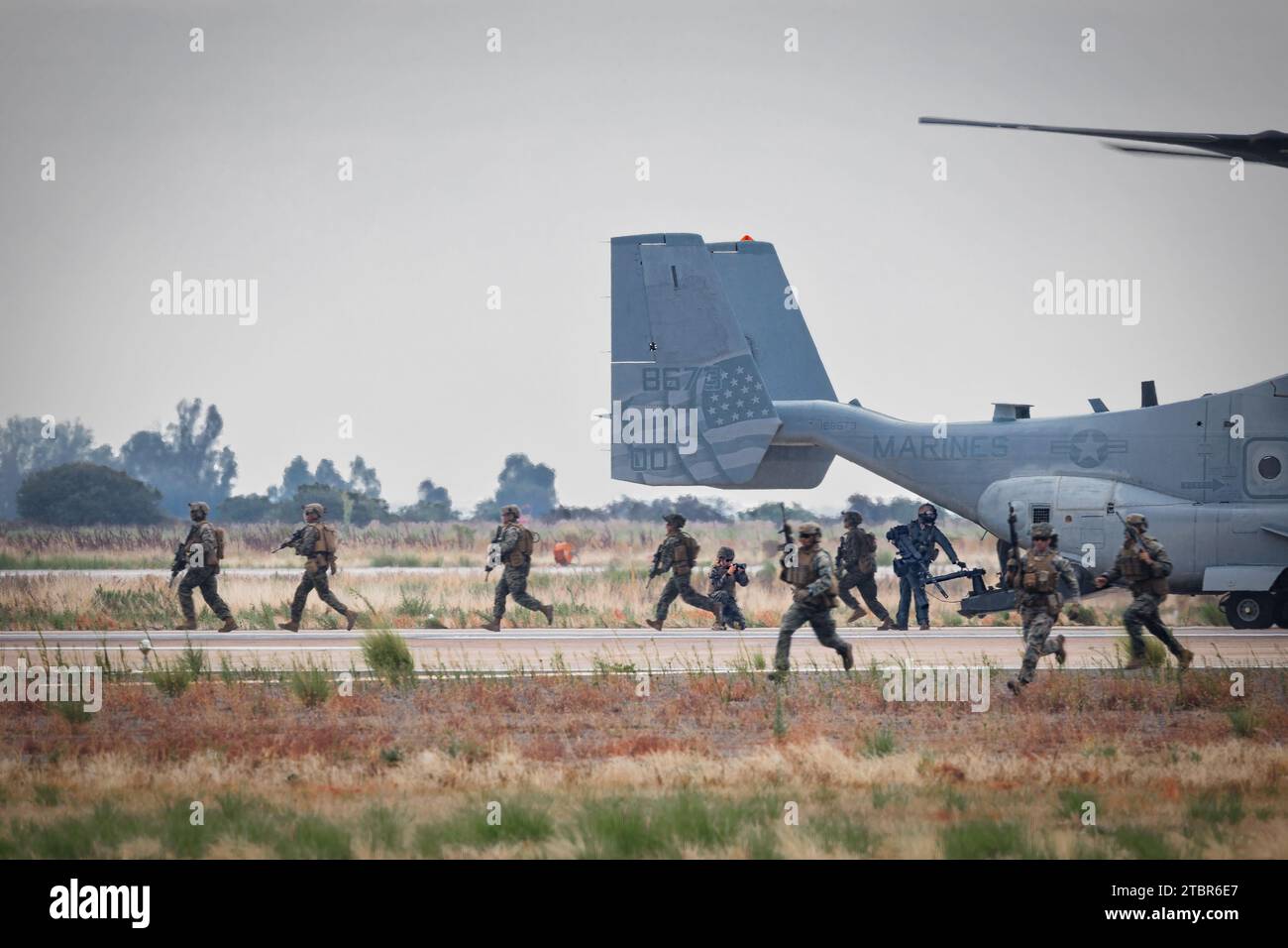 Die US-Marines verlassen zusammen mit der Marine Air Ground Task Force (MAGTF) eine V-22 Osprey auf der amerikanischen Airshow 2023 in Miramar, Kalifornien. Stockfoto