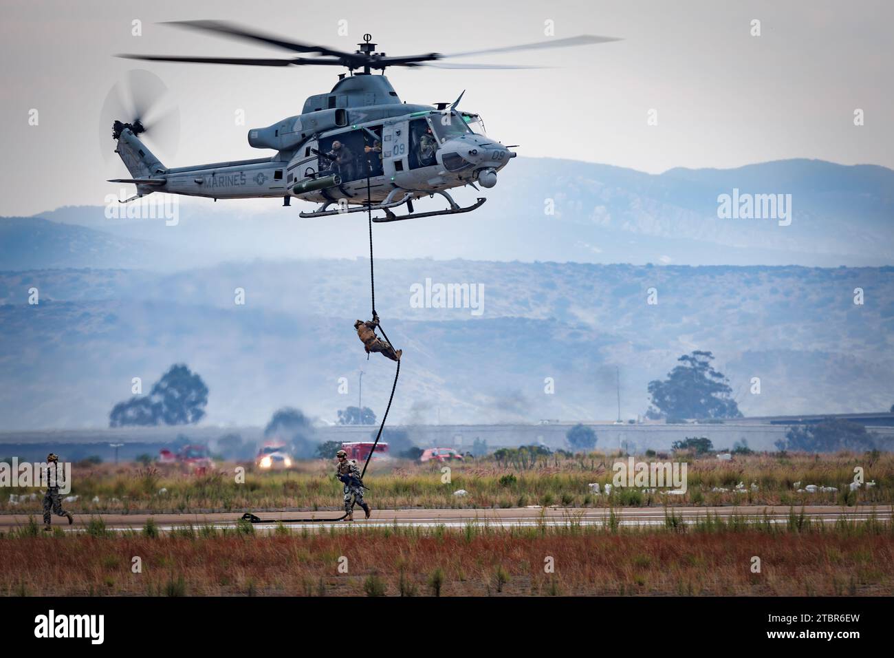 Ein UH1-Y Venom Hubschrauber senkt die Marines als Teil der Marine Air Ground Task Force (MAGTF) auf der amerikanischen Airshow 2023 in Miramar, Kalifornien. Stockfoto