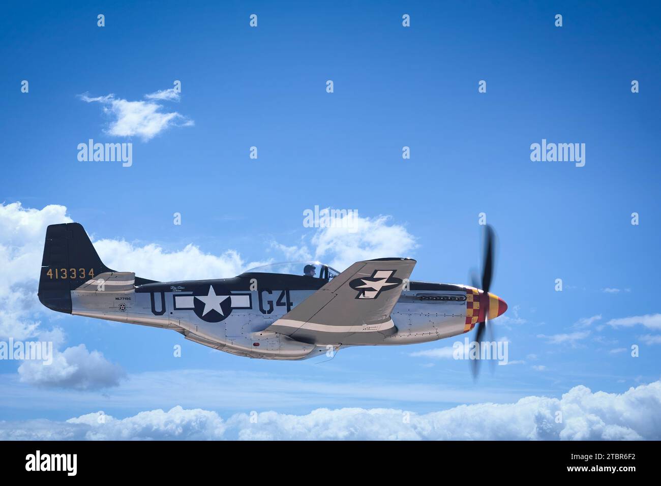 Eine P-51 Mustang, genannt Wee Willy II, in den Himmel auf der amerikanischen Airshow 2023 in Miramar, Kalifornien. Stockfoto