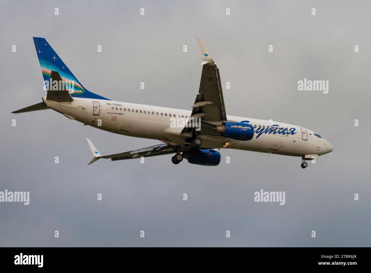ST. PETERSBURG, RUSSLAND - 24. OKTOBER 2023: Flugzeug Boeing 737-800 (RA-73261) der Yakutia Airlines auf dem Gleitweg in grauem bewölktem Himmel Stockfoto