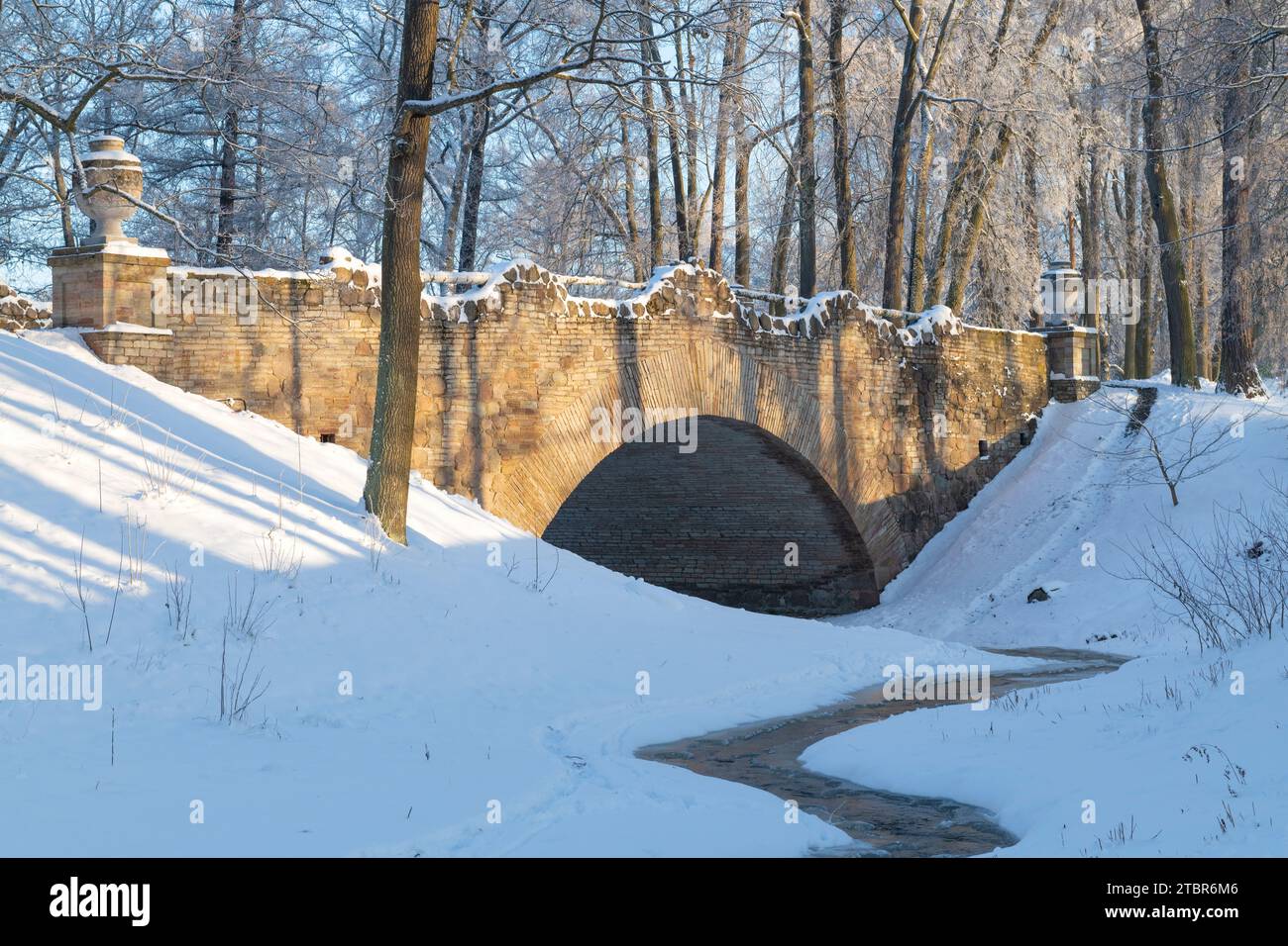 PETRODVORETS, RUSSLAND - 07. DEZEMBER 2023: Alte Ruinenbrücke im Alexandria Park an einem sonnigen Dezembertag. Peterhof Stockfoto