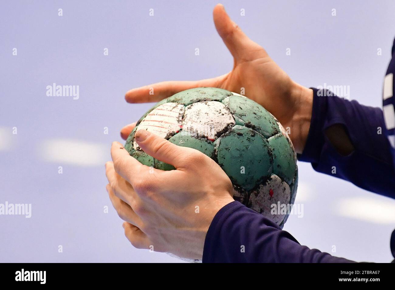 Gummersbach, Deutschland. Dezember 2023. Spielball Handball in den Haenden eines Spielers mit Griffharz bedeckt Handball, 1 Bundesliga, VfL Gummersbach vs. Handball Sport Verein Hamburg, 16. Spieltag, Schwalbe Arena Gummersbach, 07.12.202 Foto: Eibner-Pressefoto/Jürgen Augst Credit: dpa/Alamy Live News Stockfoto