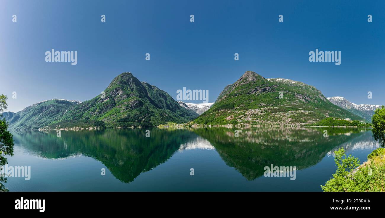 Reflexion am Hardangefjord in Norwegen Stockfoto