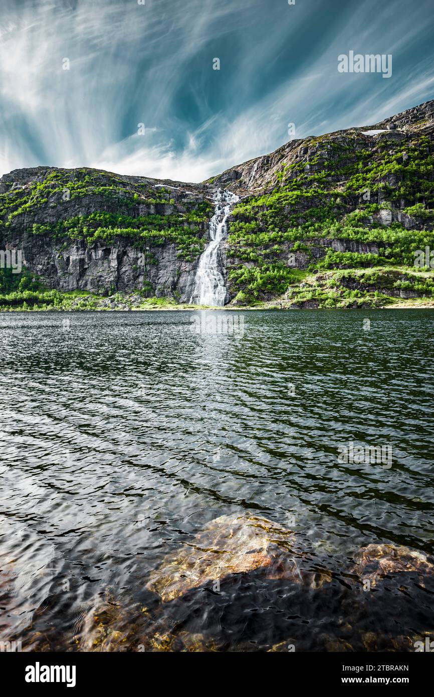 Wasserfall auf einem See in Norwegen Stockfoto