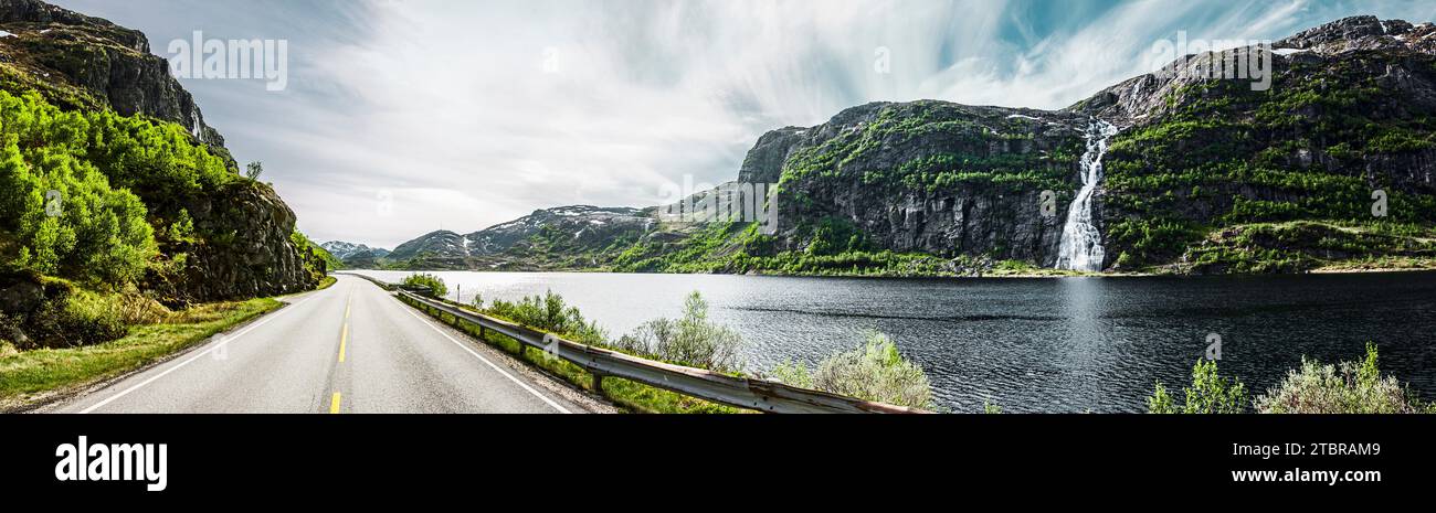 Asphaltstraße an einem See in Norwegen Stockfoto