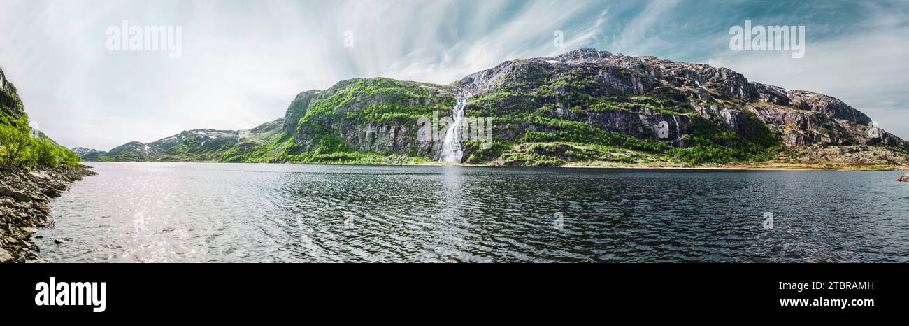 Wasserfall auf einem See in Norwegen Stockfoto